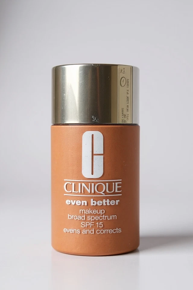 Clinique Even Better Makeup SPF 15 – WN 124 Sienna (D) – 1 fl oz / 30 ml - Image 2 of 4
