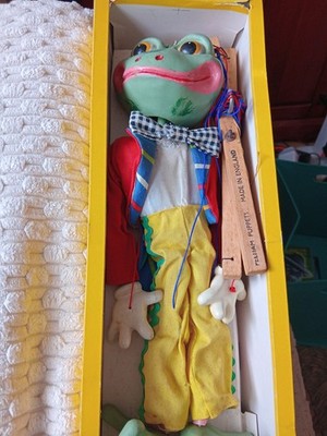 Pelham Puppe Herr Frosch in seinem schicken Anzug... auch in seiner Box...