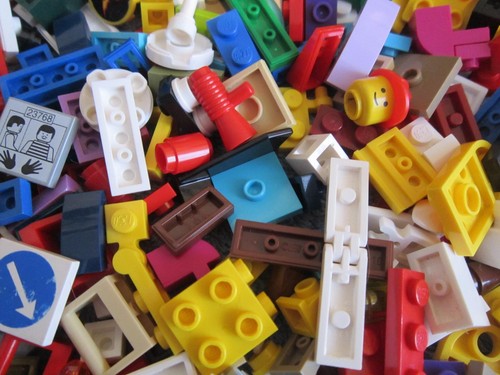 OVER ONE HUNDRED LEGO Coloured SMALL Pieces - A very good Mix of SMALL bricks - Picture 4 of 4