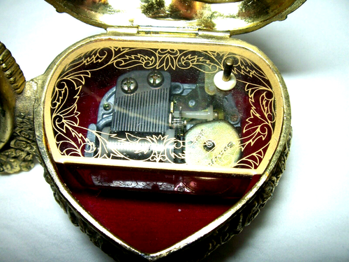 Sankyo Cameo Heart Picture Frame Music Box "Somewhere My Love" (Dr. Zhivago) - Picture 5 of 11