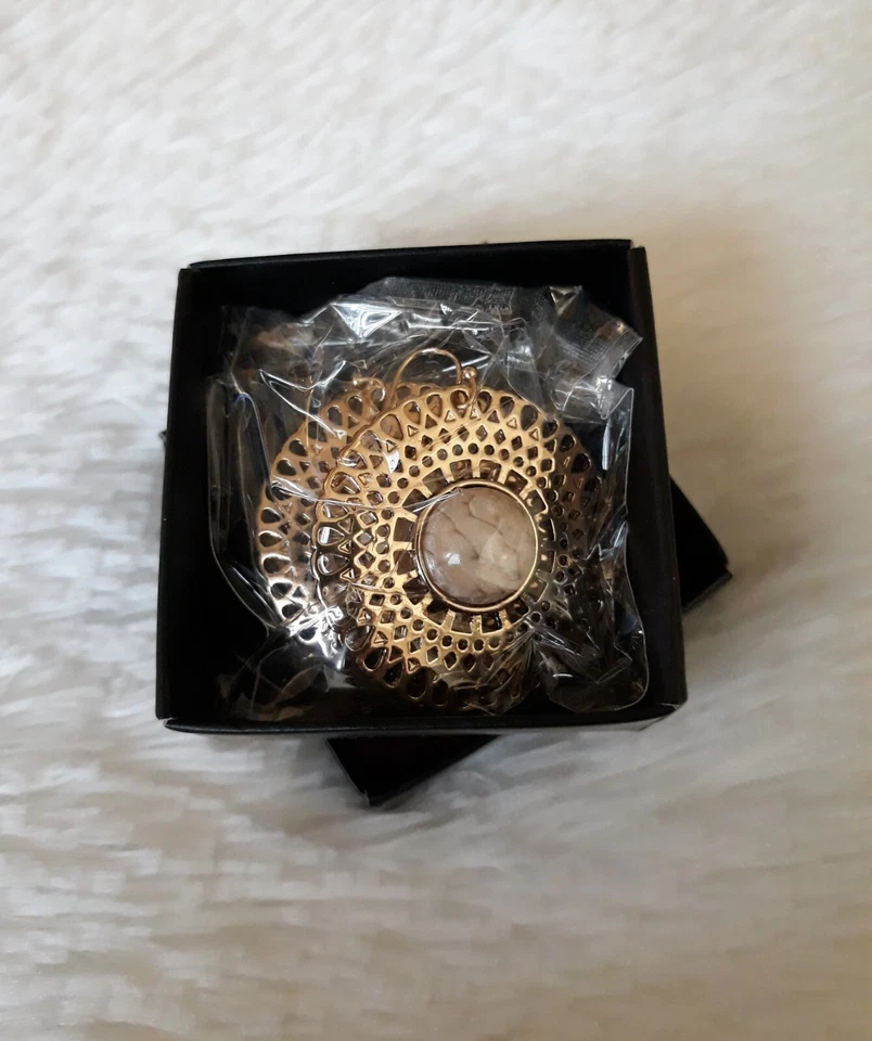 PENDIENTES MEDALLÓN AVON AVANTI (TONO DORADO) ~ ¡¡NUEVOS PRECINTADOS!!! Foto 3 de 4