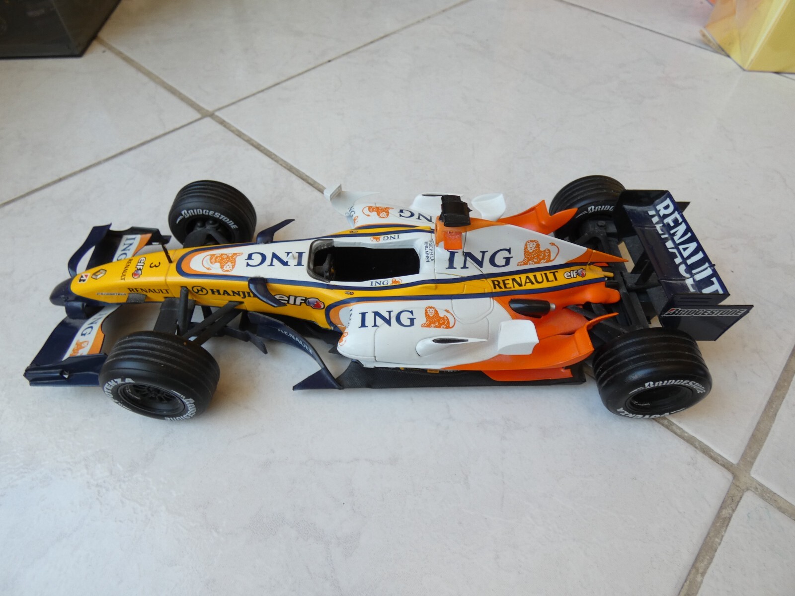 マテル/ホットホイール】1/18 ルノー F1 チーム R27 #3 G.フィジケラ