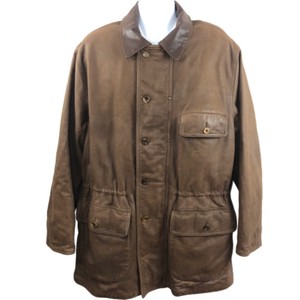 casaco de couro marrom