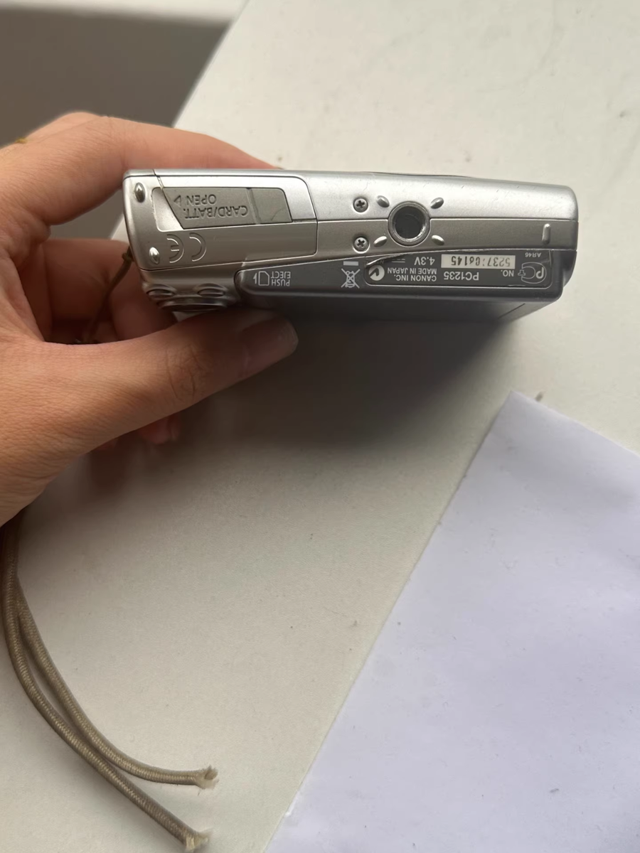 Canon IXY DIGITAL 810 IS Compact Digital Camera w/Batteries