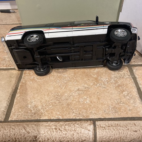 Brookfield Collectibles 1993 CHEVy SUBURBAN 1:24 SCALE diecast MODEL SUV Bank - Picture 6 of 8
