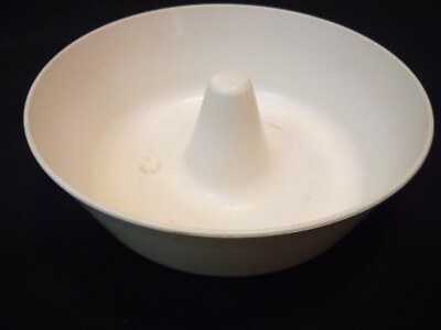 ANCHOR HOCKING Microwave & Ovenware 2 quart 9''diam.  Tube/Ring Cake Baking Pan