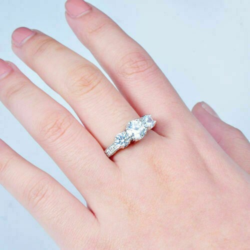 Anillo de compromiso redondo de diamantes creado en laboratorio de 2,95 quilates y 3 piedras VVS1 de oro blanco de 14 quilates FN - Imagen 8 de 12