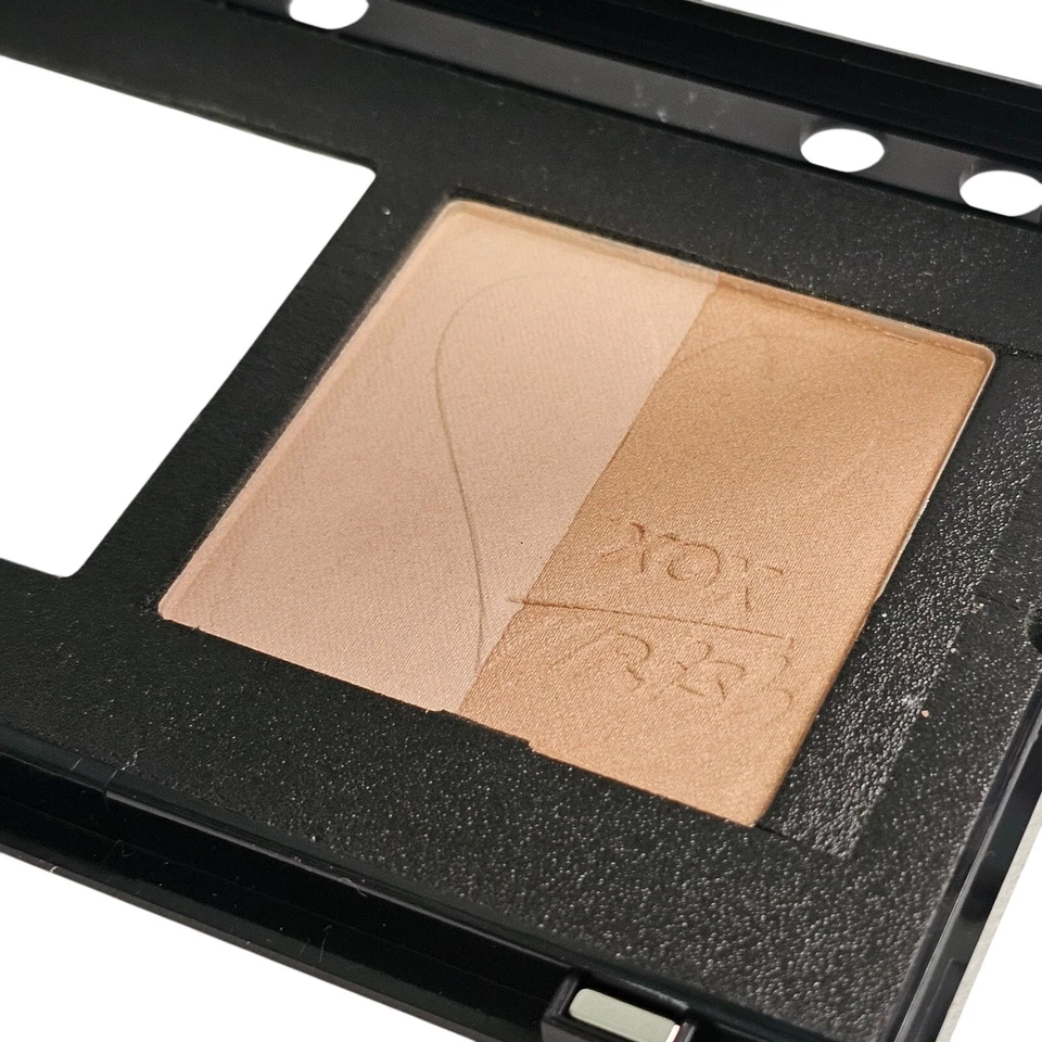 Trish McEvoy Refillable Medium Page Bronzer Highlighter Finishing Powder Palette - Image 3 of 4