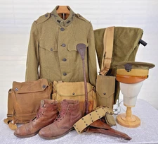 WWI US ARMY INFANTRY OFFICER GROUPING (TUNIC + BELT + CAP + BAGS) – NAMED SET
