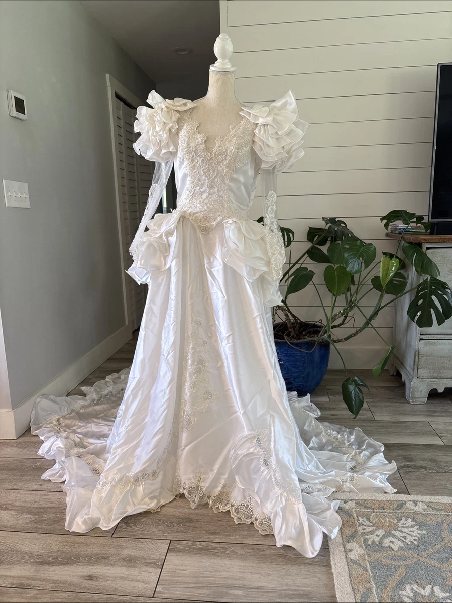 used wedding dresses Vintage The Knot Wedding The Brides Wore Vintage: The Best Archival And Vintage Wedding attire 商品名:Sakura Miko: Date Style Casual Outfit Ver. designer modest dress A-Line Short Gown Design: