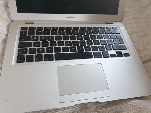 Apple MacBook Air A1304 13.3" Laptop - MC234D/A (June, 2009 - Picture 3 of 10