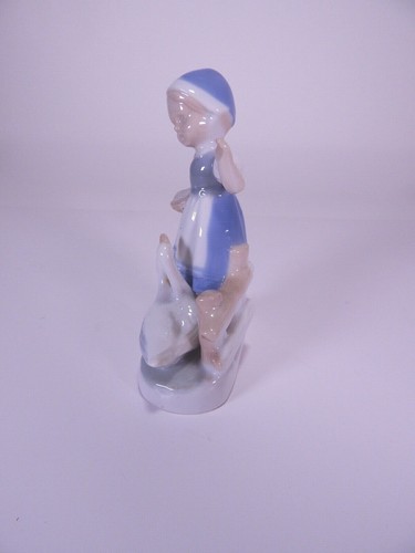 Holland Porcelain/Ceramic Figurine: Dutch Girl Feeding Ducks ~ 6" - Picture 2 of 7