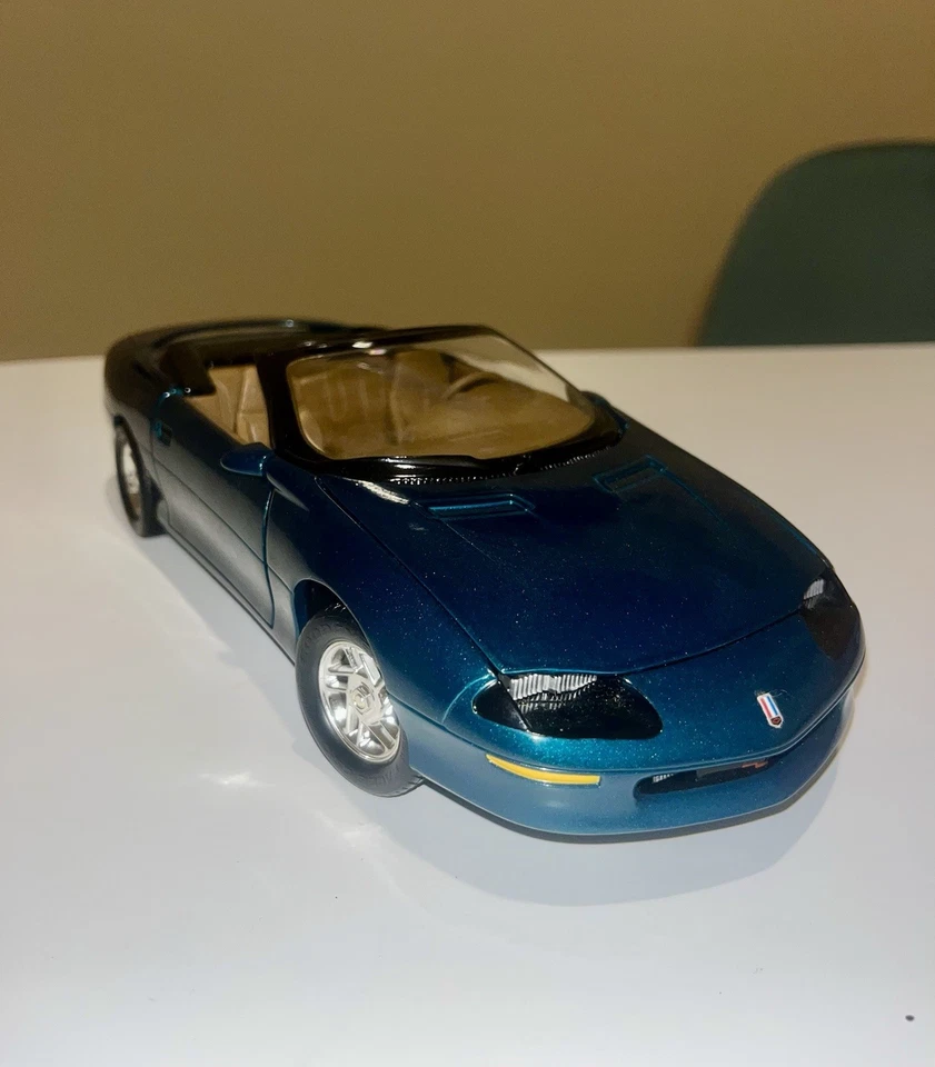 ERTL American Muscle 1996 Chevrolet Camaro Z28 Teal Convertible 1/18 Diecast Car - Image 2 of 4