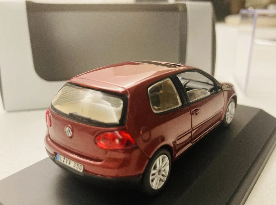 Modellino VW Golf V Serie 3P 2003-08 Rosso Metallizzato 1:43 Schuco - Boxed - Immagine 3 di 4