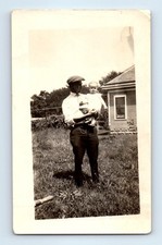 Old Vintage Photo MAN IN NEWSBOY CAP HAT HOLDING GIRL IN YARD SNAPSHOT PIC