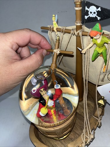 Disney Peter Pan’s Piratenschiff Showdown Schneekugel Lichter mit Spieluhr U Can Fly - Bild 3 von 11
