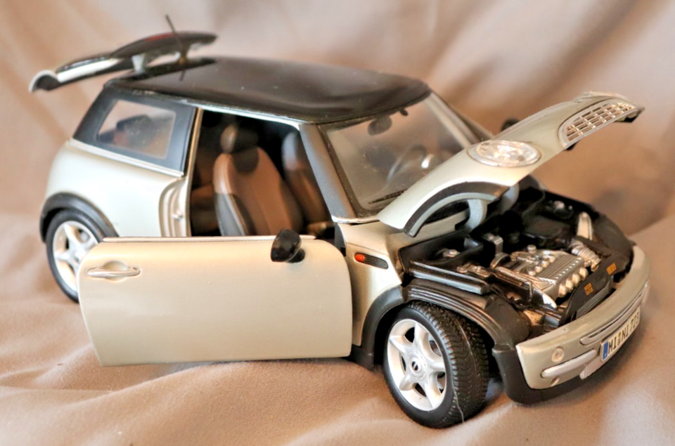 MINI Cooper R50 Model Car Diecast 1:18 Scale Silver Black Roof England ...
