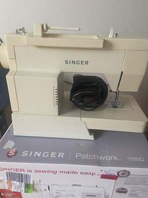 Singer Patchwork 7285Q Electronic Sewing and Quilting Machine Very Lightly Used 