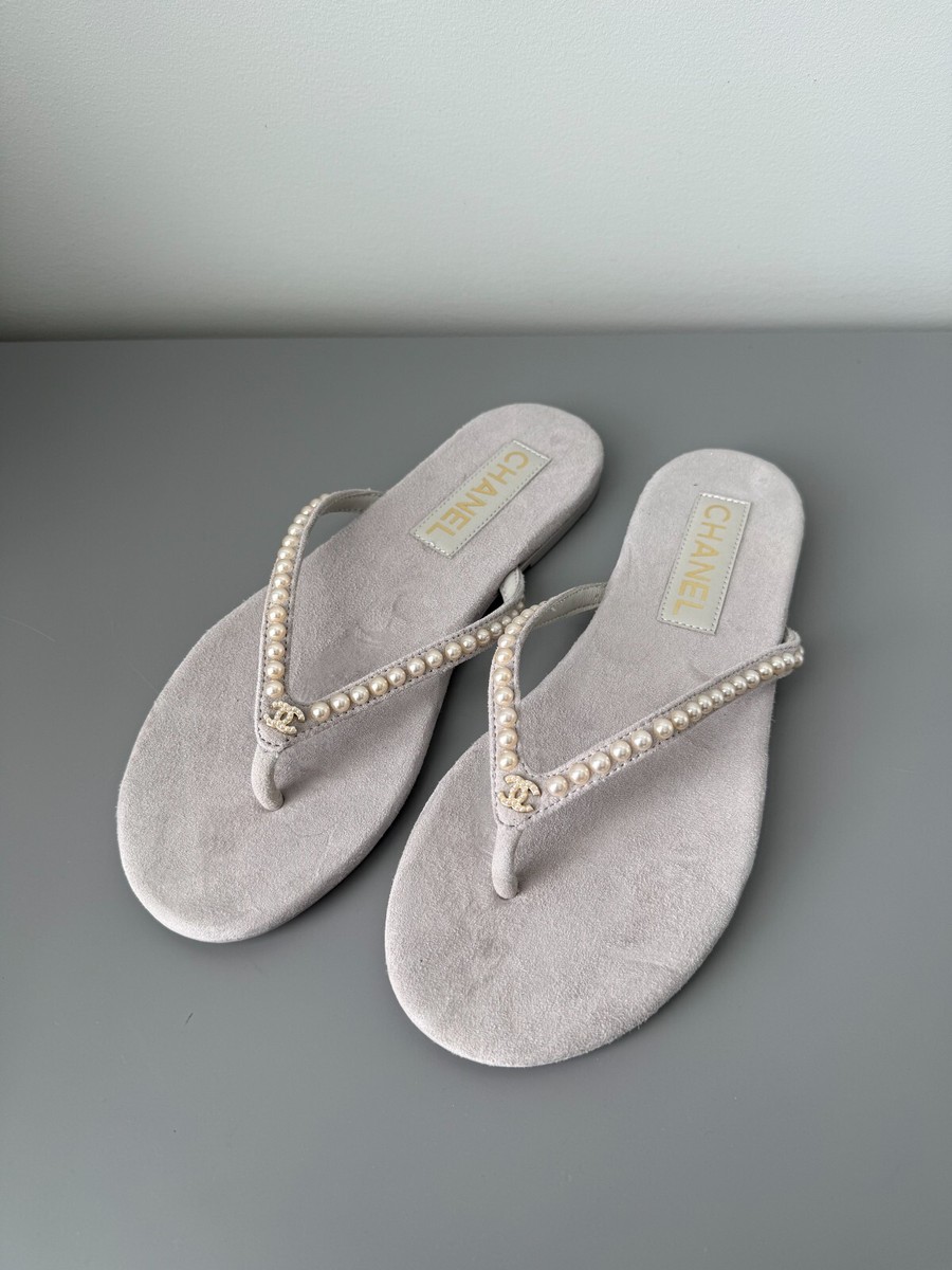 シャネル　ミュール　38 CHANEL 25 Gray Pearl CC Suede Thong Flip Flops Sandals Size