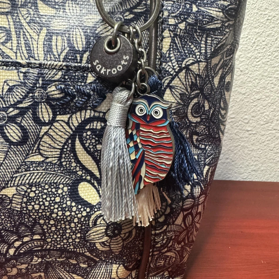 Bolso Cartera Sakroots Mujer Mediano Azul Crema Estampado Floral Búho Llavero Cartera Foto 3 de 4