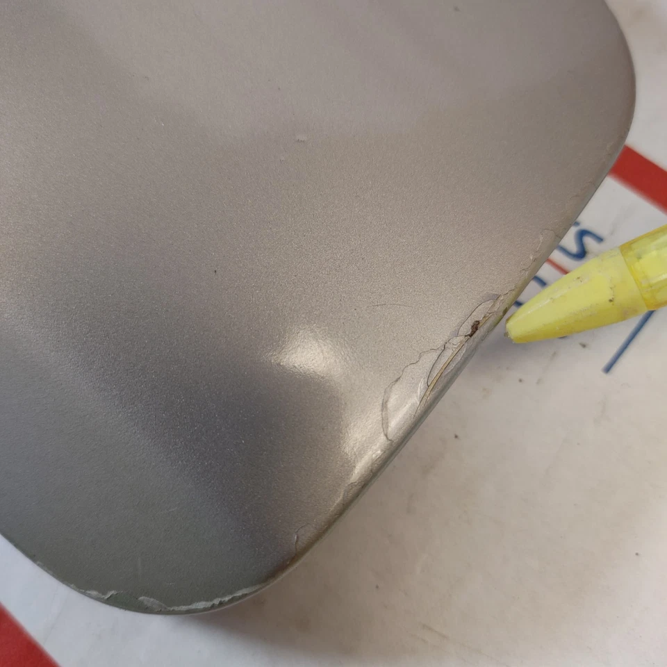 Mercedes Benz 190 D 1984-1993 tapa de gasolina puerta de combustible con pernos plateado fabricante de equipos originales 84-93 Foto 2 de 4