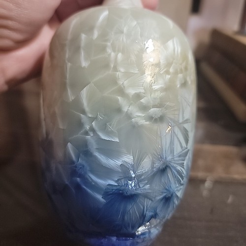 Jarrón cristalino azul a blanco copo de nieve cuello delgado estudio cerámica 8,5" T Colle - Imagen 5 de 17