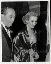 1952 Press Photo Piper Laurie and Leonard Goldstein arrive at Ciro's, Hollywood