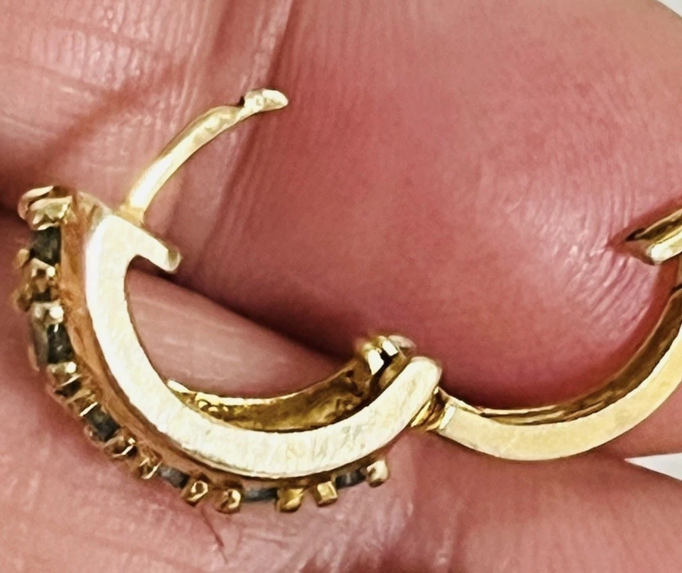 Pendientes de aro Huggie de esmeralda de plata de ley Vermeil de oro de 18 quilates Ross Simons Foto 2 de 4