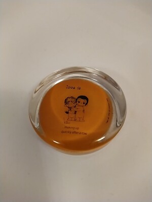 Vintage 70er Jahre ''Love is..'' Glas Briefbeschwerer - Cartoon Serie von Kim Casali 