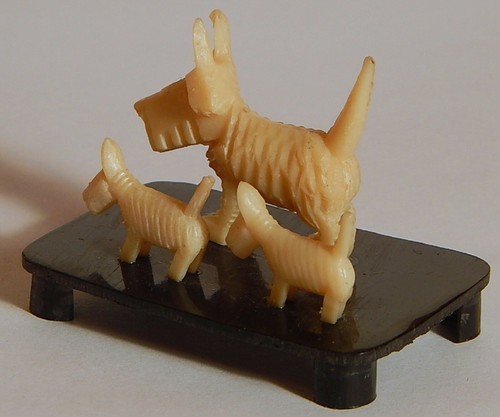MINIATURAS DE FIGURA DE CELULOIDE WESTIE SCOTTIE MAMÁ Y 2 PERROS BEBÉS EN BASE VINTAGE - Imagen 5 de 6
