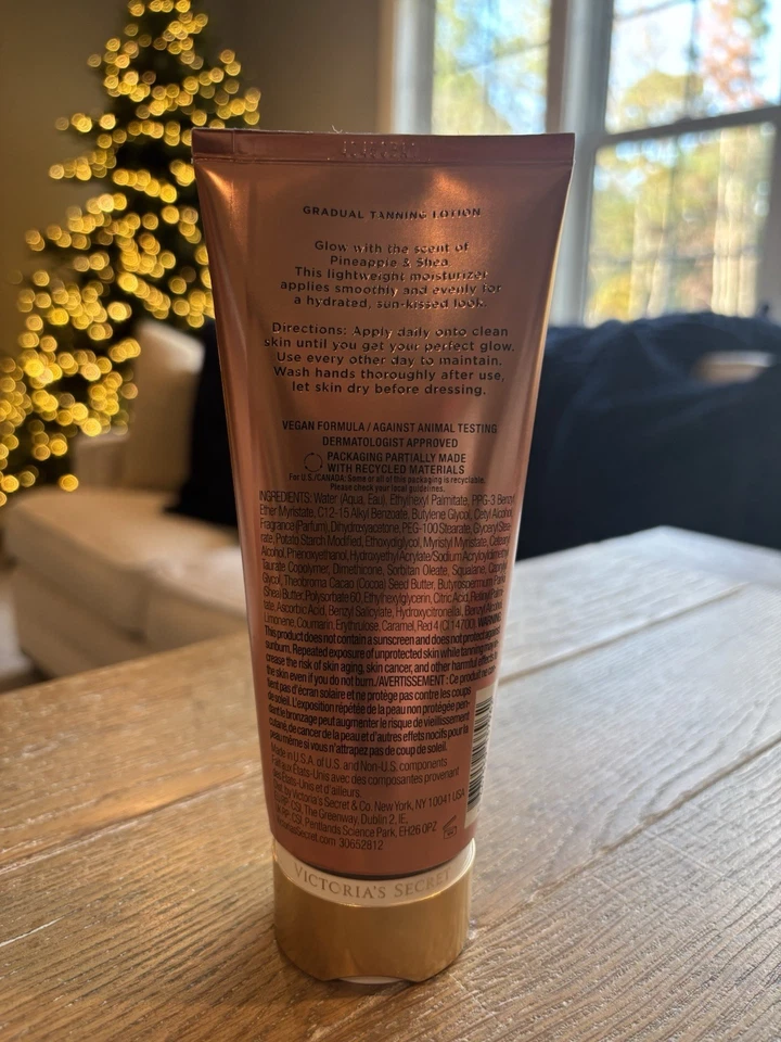 Victoria's Secret Pineapple & Shea Glow | Loción bronceadora gradual con manteca de karité Foto 2 de 2