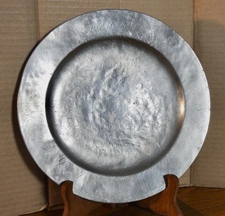 Antiker schottischer Zinn 9 3/4" Teller von Robert Whyte aus Edinburgh.
