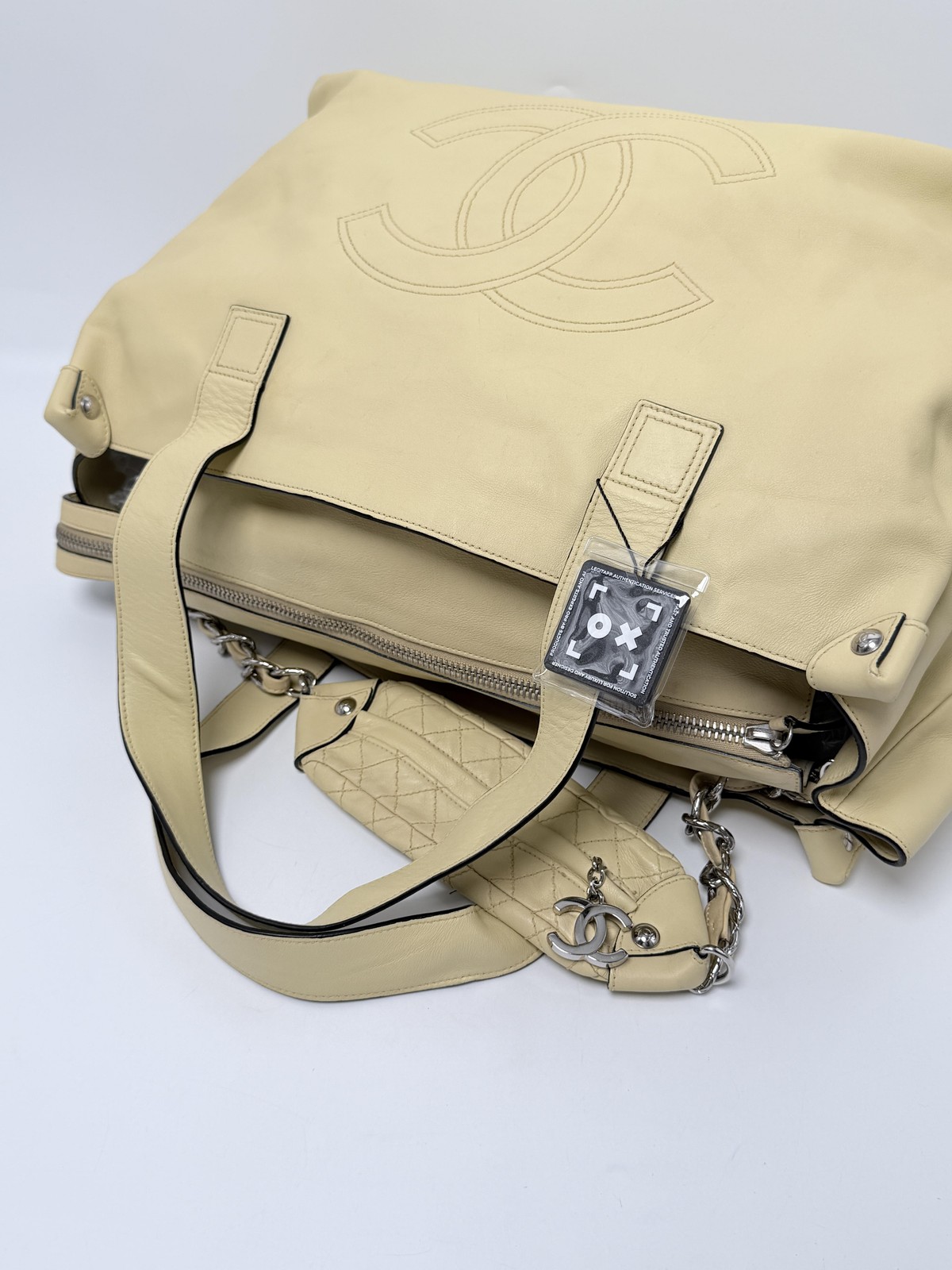 Chanel XL Soft Edgy Tote Bag Quilted Chain Leather Big CC Shoulder Purse Beige — image 7