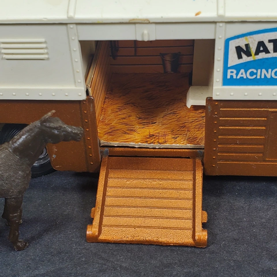 Corgi Major Articulated Horse Box National Racing Stables Tractor Trailer Horses - Image 4 of 4