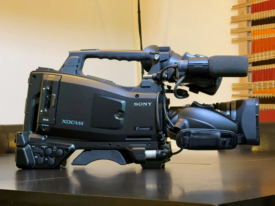 Sony PMW-400K *Like New* 183 Hours XAVC 100 w/Fujinon 16x ships from Canada - Image 2 of 4