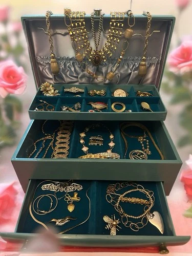 Vintage Estate Costume Jewelry Lot Retro To Estate Multi Tone Earrings Brooches