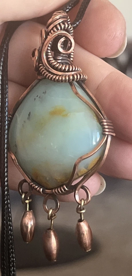 Ópalo Azul Peruano Natural ~ Colgante Hecho a Mano Envolvido en Alambre de Cobre 10j Foto 3 de 4
