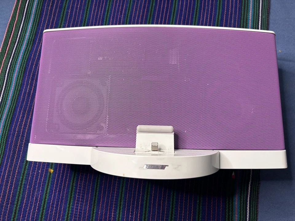 Sistema de música Bose SoundDock Serie III Edición PÚRPURA LIMITADA SIN CONTROL REMOTO/ADAPTADOR Foto 2 de 4