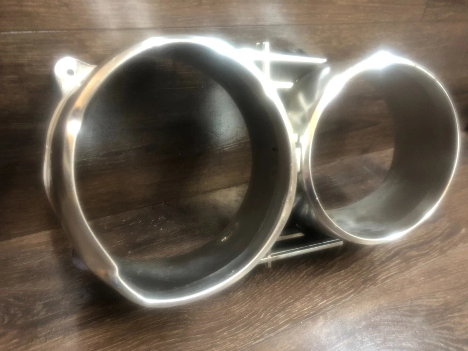 Oldsmobile Cutlass, 1965, bisel del faro derecho Foto 3 de 4