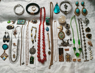 Lot bijoux anciens vintage et récents à trier émail Limoges.