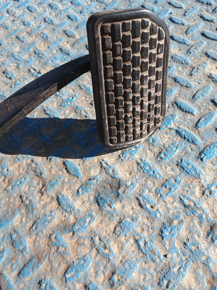 GEO METRO 1992 convertible pedal de freno con transmisión automática OEM oxidado Foto 3 de 4