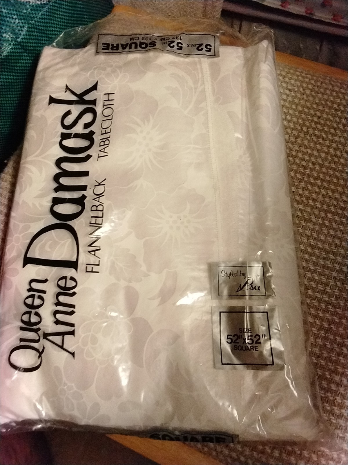 QUEEN ANNE DAMASK VINYL FLANNELBACK TABLECLOTH white 52" X 5