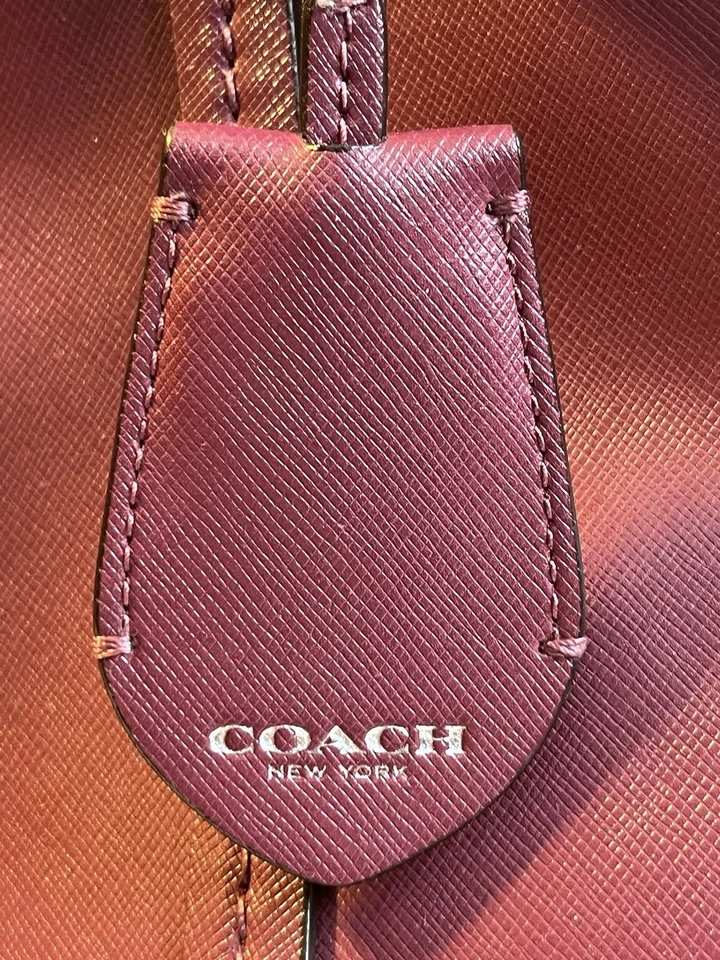 Bolso Coach Magenta Dome con correa desmontable Foto 3 de 4