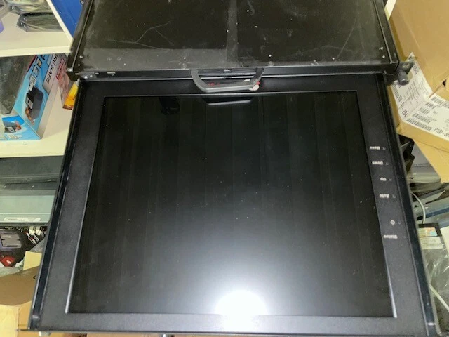 Avocent LCD17-001 17-inch dual rail LCD monitor w integrated keyboard and mouse - Image 3 of 3