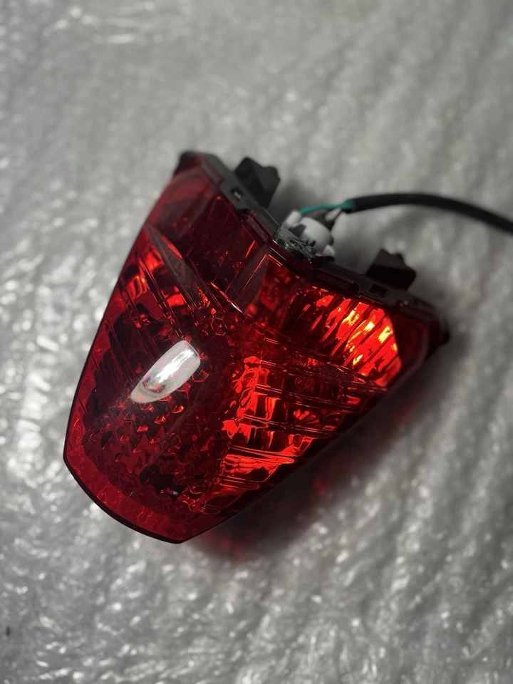 Honda CBR300R 2015-2019 OEM CONJUNTO DE LUCES TRASERAS CON BOMBILLA. BUEN ESTADO Foto 2 de 4