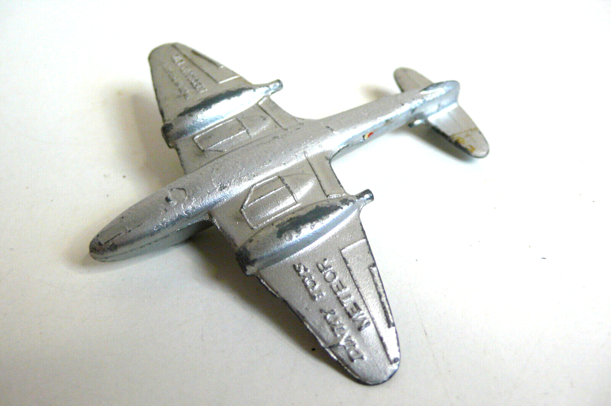 DINKY-TOYS ENGLAND "GLOSTER MÉTÉOR MÉTAL années 60 BON ÉTAT 6,5x6,5cm