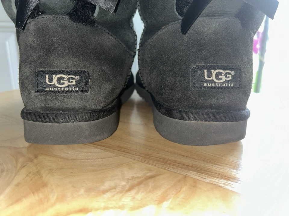 UGG SHORT BAILEY BOW BLACK WINTER SUEDE BOOTS SIZE US 8 WOMEN USED - Image 2 of 4