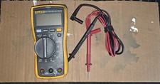 Fluke 117 True RMS VoltAlert CAT III 600V 6000-Count Multimeter w Leads
