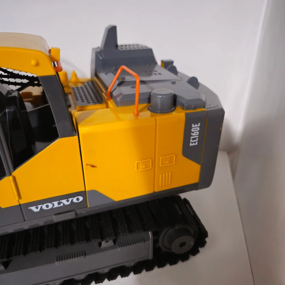 Excavadora a escala Volvo EC160E sin control remoto ni batería sin probar como está solo piezas Foto 4 de 4