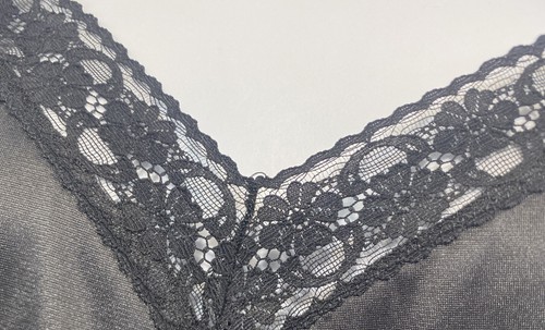 Vanity Fair Full Slip Womens Size 40 Fits 36 Bust 36 L Rosette Lace Black 10103 - Picture 4 of 7